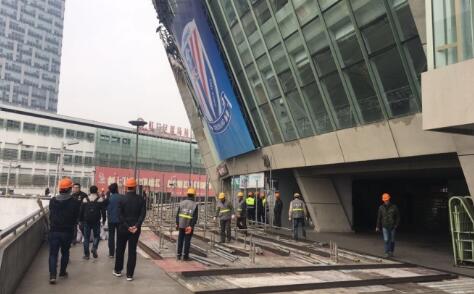 德劳伦蒂斯已经与乌迪内斯的主席进行了接触，想要用2000万欧＋500万欧的价格签下萨马尔季奇。